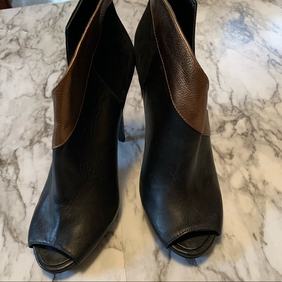 BCBGMaxAzria Black & Bronze Leather Suede Peep Toe Bootie 9B/39 Heel Ankle Boots - Picture 9 of 9